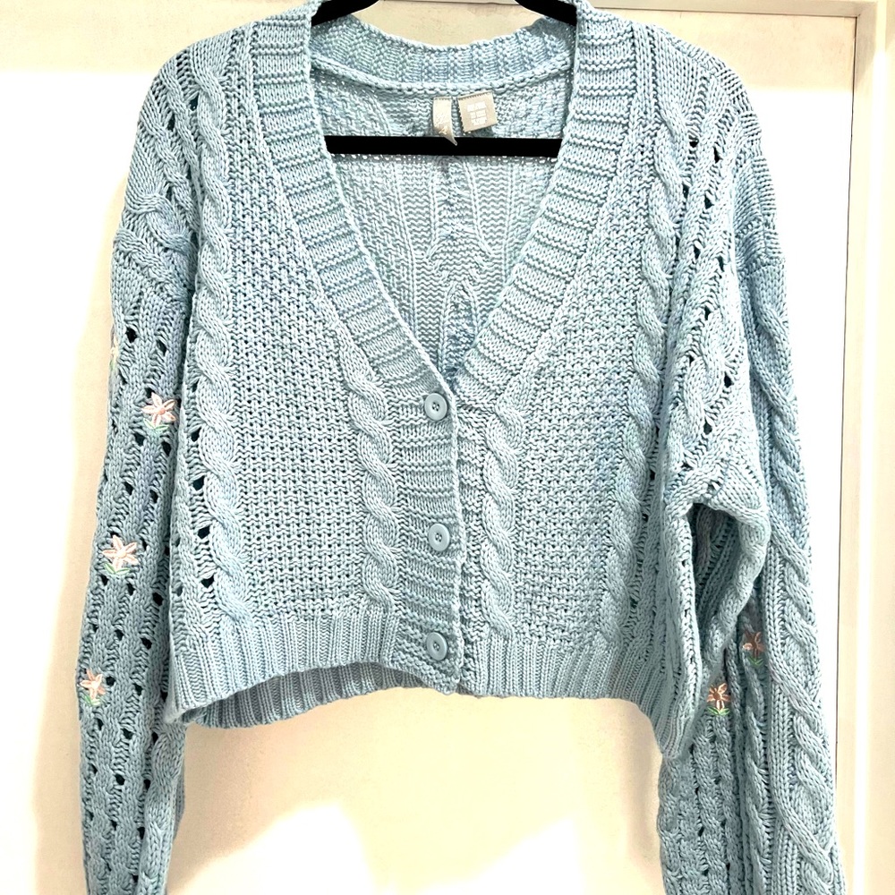 T8- Cozy Cable-knit Cardigan with pink flowers embroidered on sleeves-EUC Sz XL